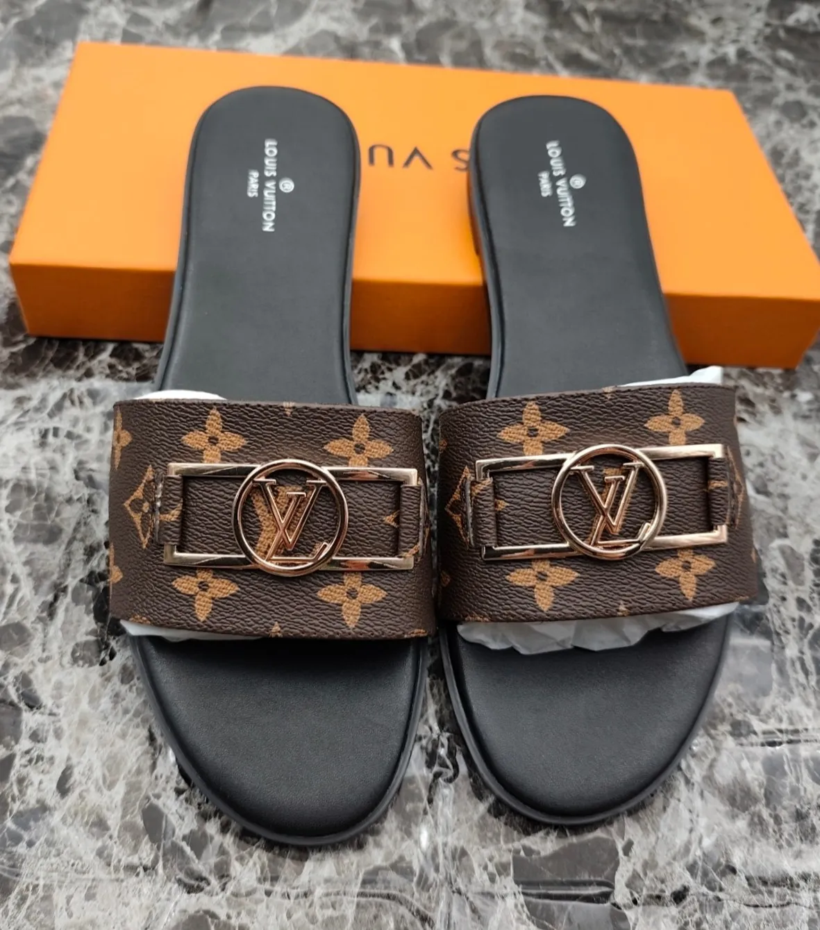 👟👟Ex-factory price 280👟👟 (available all year round) $❥V’s latest popular special material lock it series lock mop, super heavy industry launches! The golden lock on the toe is engraved with the LV letters logo 🔸Number of sizes 34-42) Welcome new and old customers to place orders in the picture above.